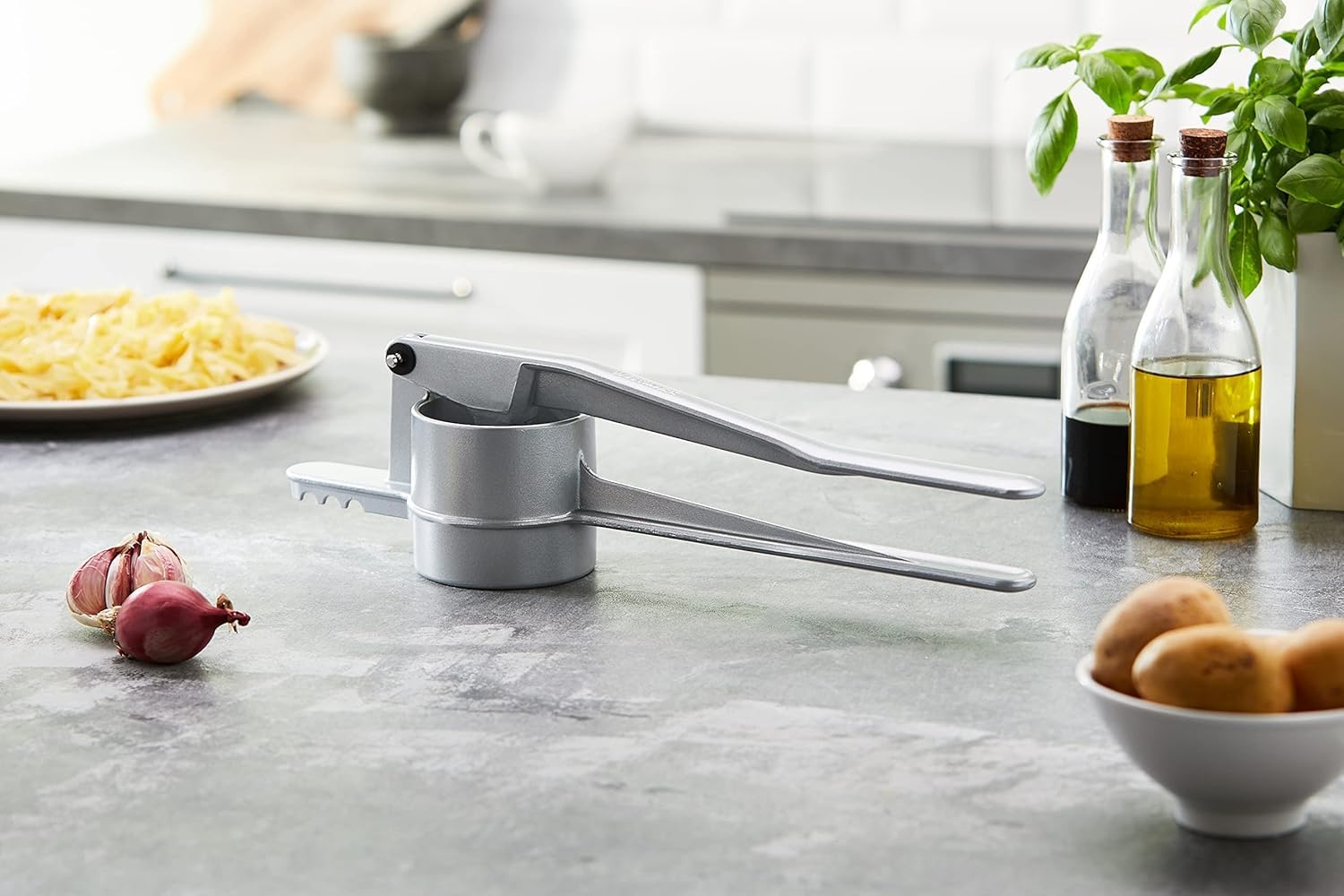 westmark-61102260-presse-sp-tzle-et-pommes-de-terre-trous-ronds-aluminium-moul-4 image 2